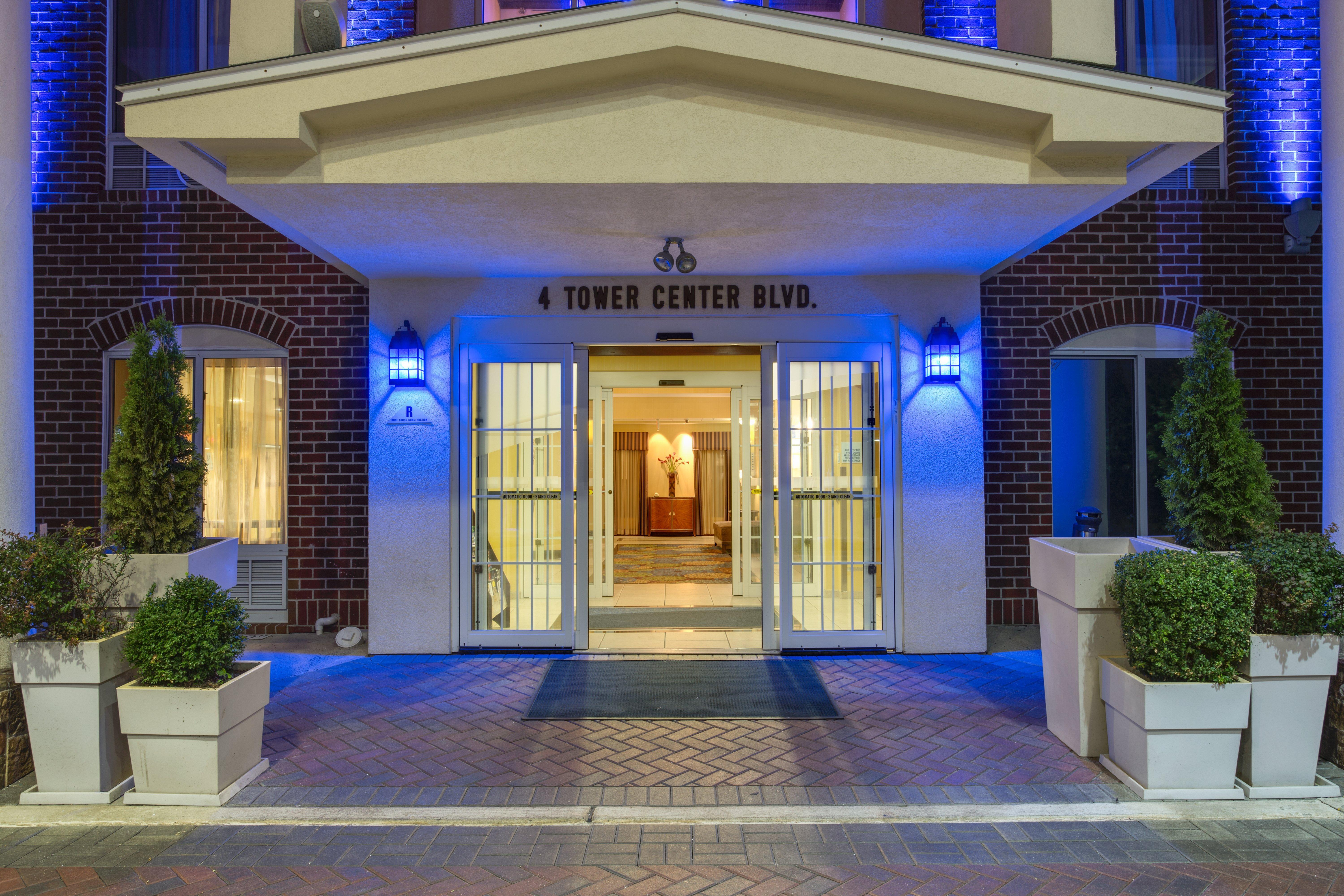 Holiday Inn Express Tower Center New Brunswick By Ihg East Brunswick Exterior foto