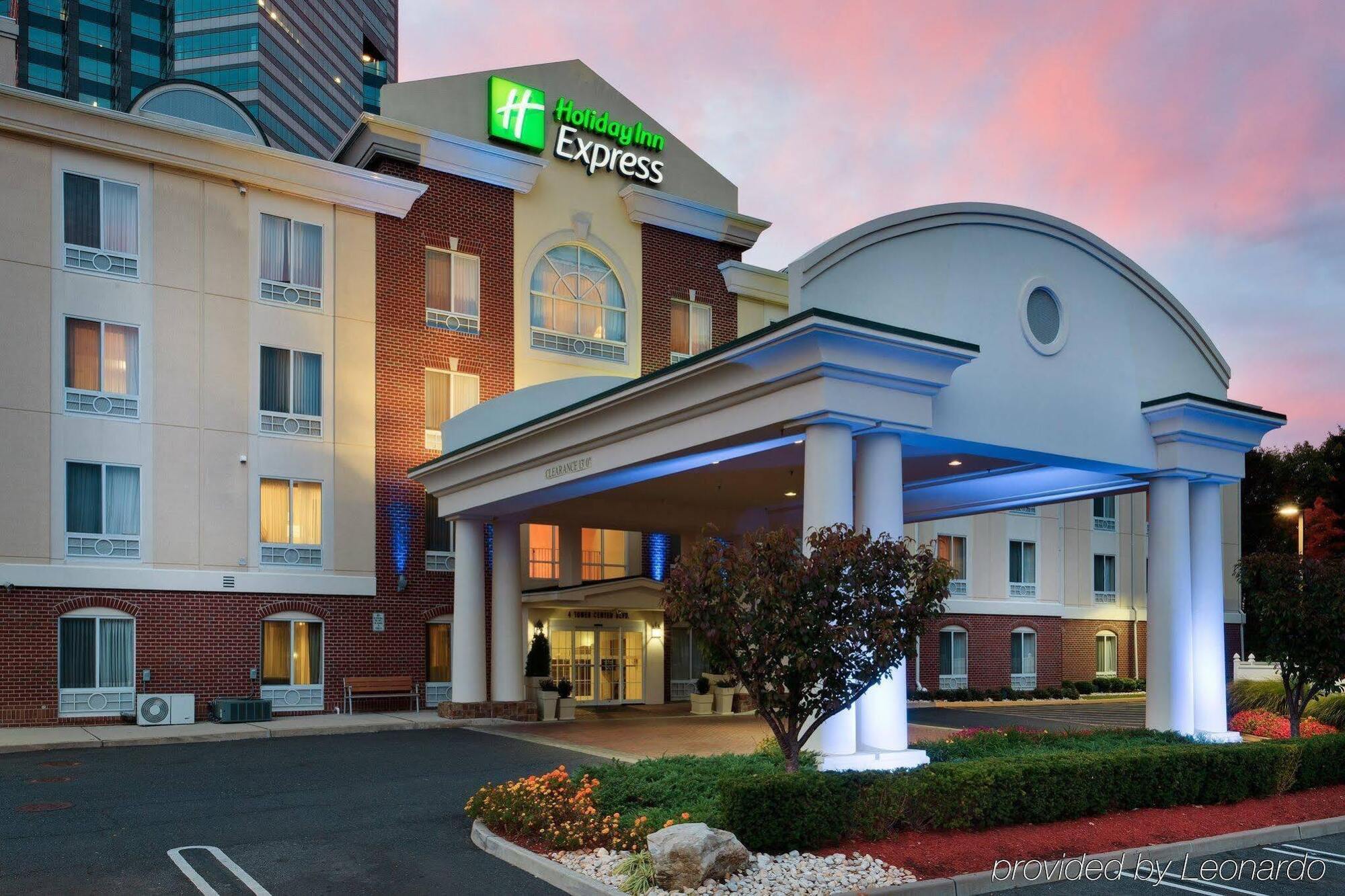 Holiday Inn Express Tower Center New Brunswick By Ihg East Brunswick Exterior foto