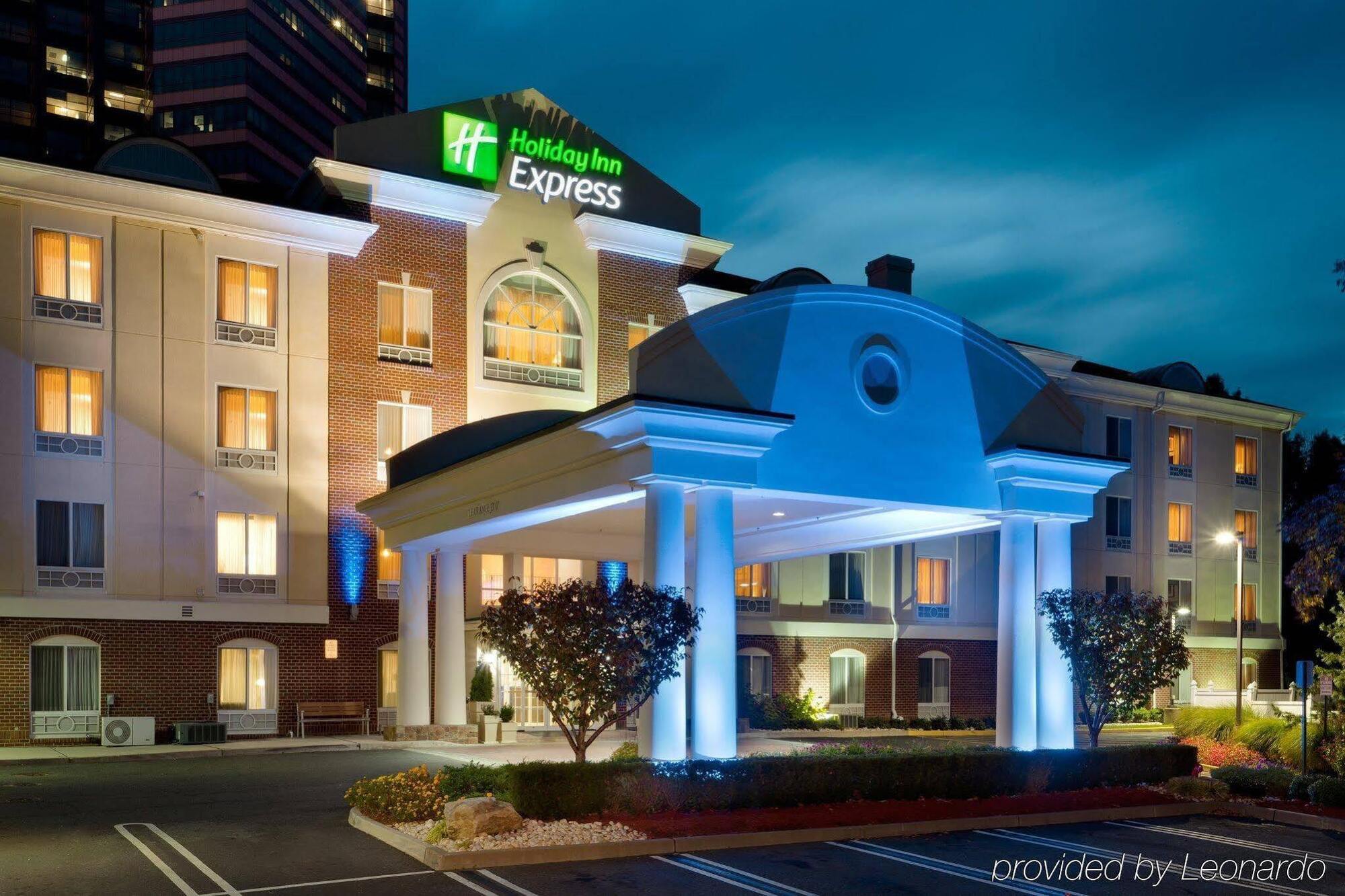 Holiday Inn Express Tower Center New Brunswick By Ihg East Brunswick Exterior foto